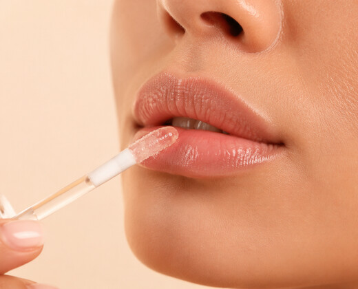 Lippen werden mit einem Applikator gepflegt