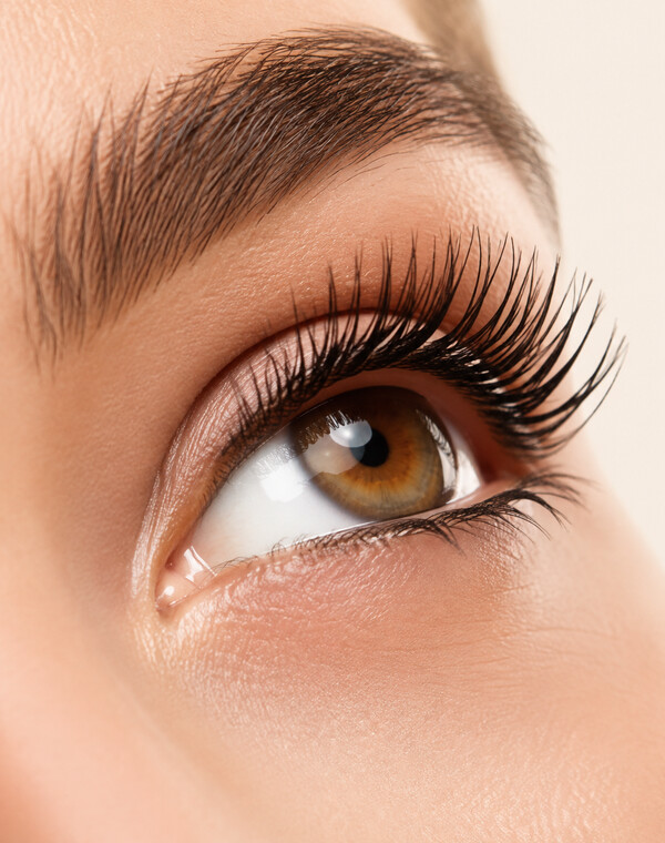 Auge mit verlängerten Wimpern in Nahaufnahme